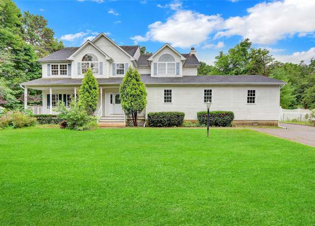 Property at 84 Robinson Ave, Medford, NY 11763, 4 beds, 3.5 baths