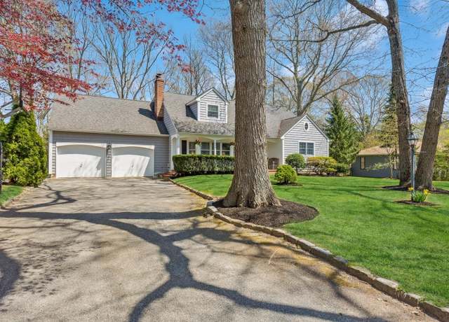 Property at 555 Oakwood Dr, Southold, NY 11971, 4 beds, 2.5 baths