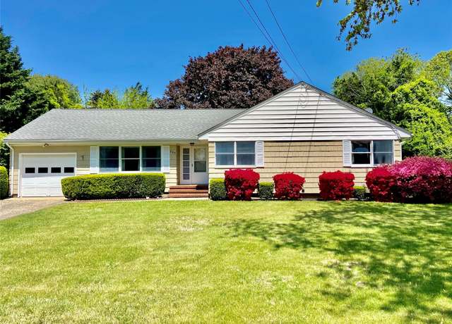 Property at 265 Custer Ave, Southold, NY 11971, 3 beds, 1.5 baths