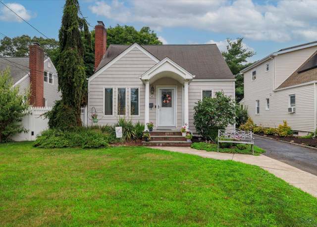 Property at 2534 Yorktown St, Oceanside, NY 11572, 4 beds, 1 bath