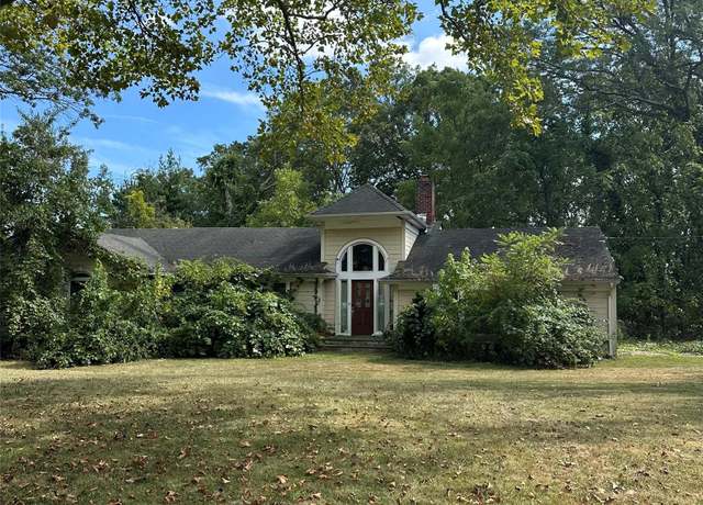 Property at 10 Knell Ln, Dix Hills, NY 11746, 3 beds, 2.5 baths