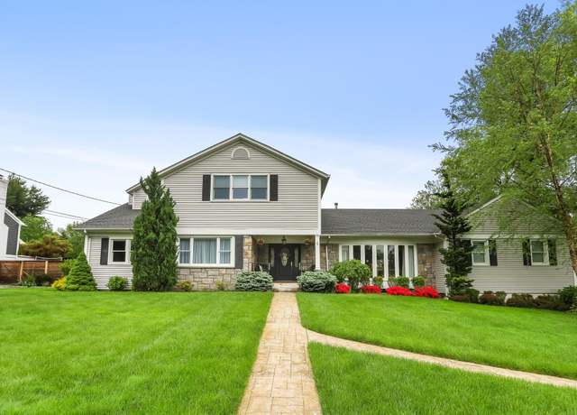 Property at 35 Rockwood Pl, New Rochelle, NY 10804, 6 beds, 3.5 baths
