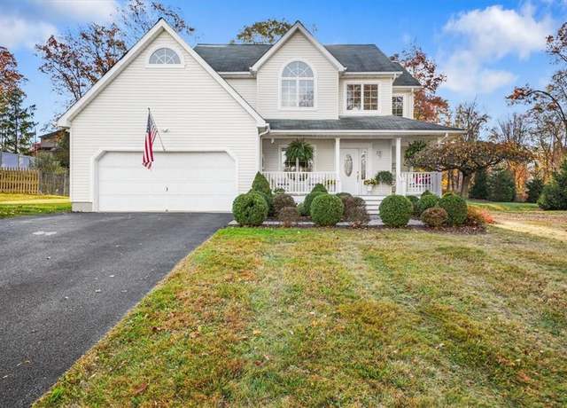 Property at 82 Winchester Dr, Monroe, NY 10950, 4 beds, 2.5 baths