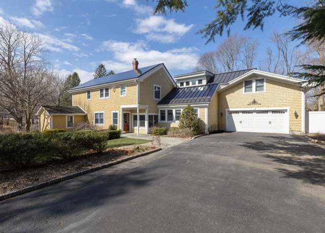 Property at 67 Gnarled Hollow Rd, Setauket, NY 11733, 4 beds, 3 baths