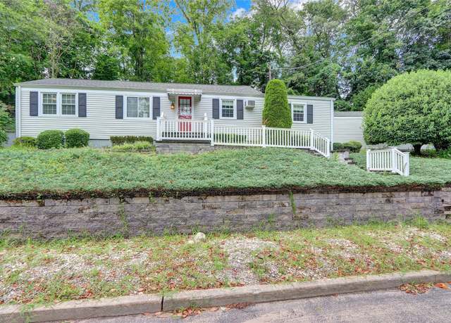 Property at 81 Oakside Rd, Smithtown, NY 11787, 3 beds, 2 baths