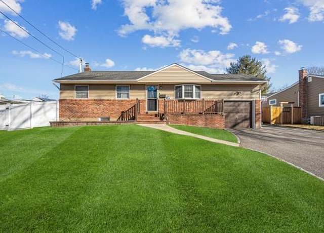 Property at 56 Wiltshire Dr, Commack, NY 11725, 3 beds, 2 baths