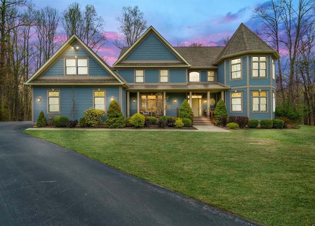 Property at 14 Warwick Lake Pkwy, Warwick, NY 10990, 4 beds, 3.5 baths