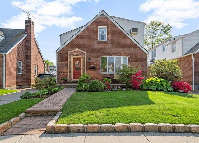 Property at 124 Dianne St, Valley Stream, NY 11580, 3 beds, 2 baths