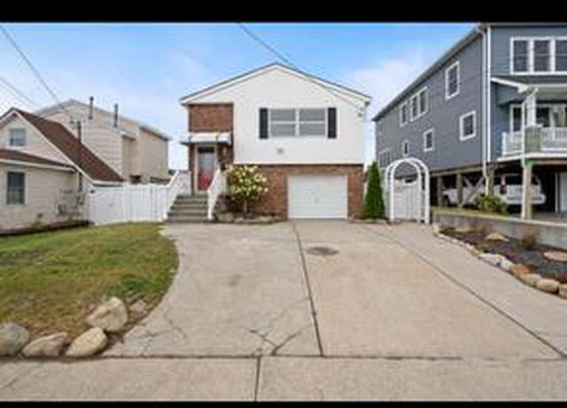 Property at 881 Surf St, Lindenhurst, NY 11757, 2 beds, 3 baths