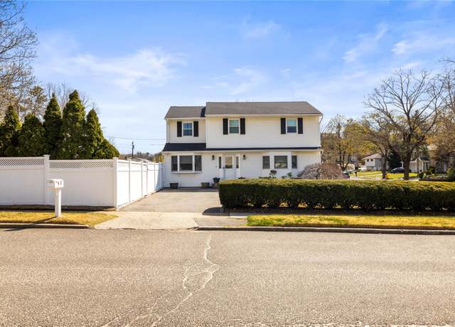 Property at 3 Glacier Dr, Smithtown, NY 11787, 4 beds, 2.5 baths