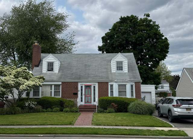 Property at 61 gateway Rockville Ctr, Rockville Centre, NY 11570, 4 beds, 2.5 baths