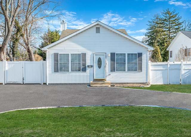 Property at 509 Little East Neck Rd, West Babylon, NY 11704, 3 beds, 2 baths
