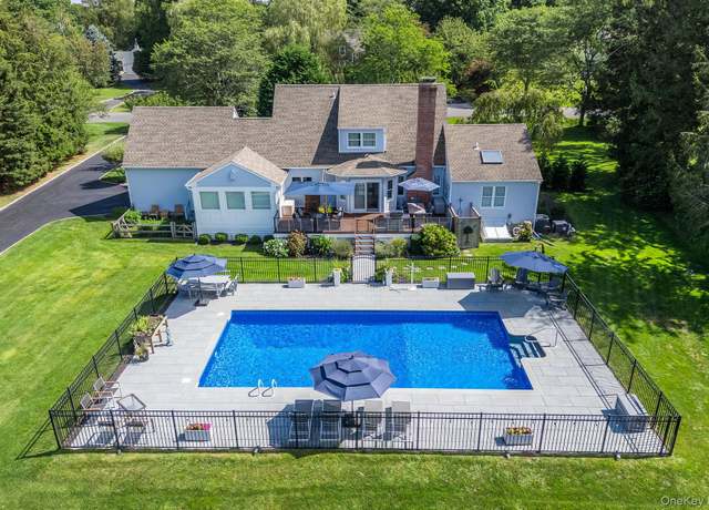 Property at 1390 Country Club Dr, Cutchogue, NY 11935, 3 beds, 2.5 baths