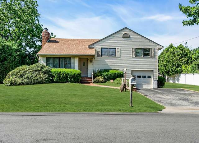 Property at 11 Rupert Pl, Melville, NY 11747, 3 beds, 2.5 baths