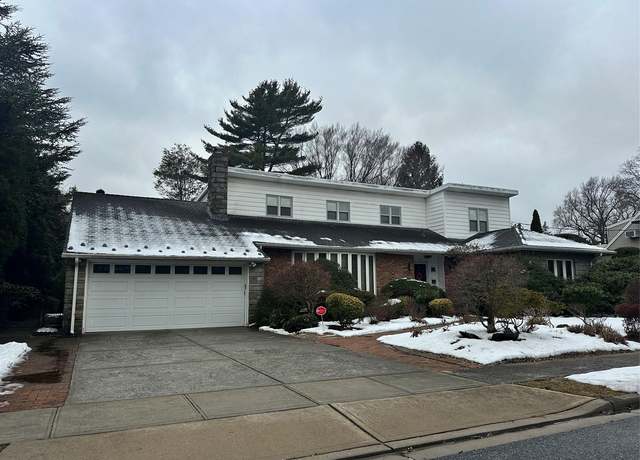 Property at 12 Stratford Rd, Rockville Centre, NY 11570, 6 beds, 4 baths