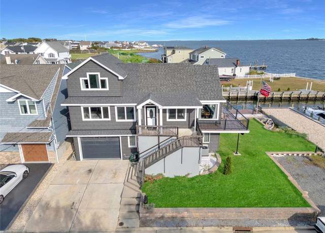 Property at 998 Pacific St, Lindenhurst, NY 11757, 4 beds, 3 baths