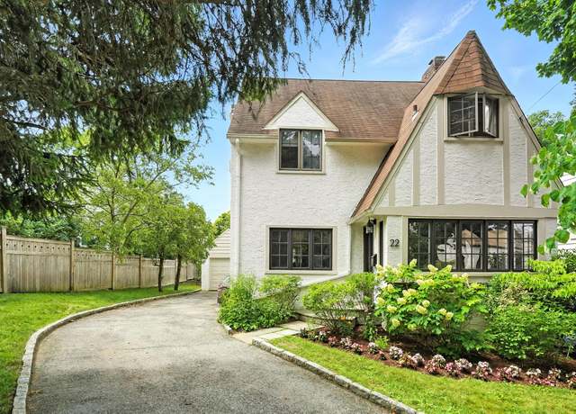 Property at 22 Cambridge Ct, Larchmont, NY 10538, 3 beds, 2 baths