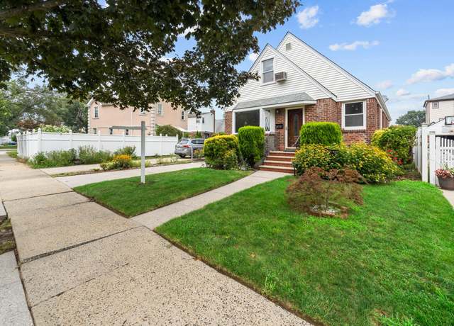Property at 8441 265th St, Floral Park, NY 11001, 4 beds, 3 baths