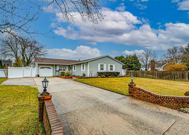 Property at 7 Loop Dr, Sayville, NY 11782, 3 beds, 2 baths