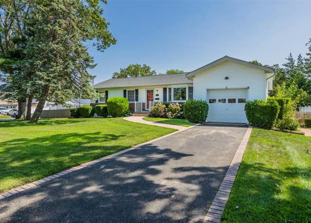 Property at 70 11th Ave, West Babylon, NY 11704, 3 beds, 1.5 baths