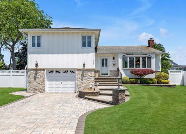 Property at 1182 Adrienne Ln, Seaford, NY 11783, 3 beds, 2.5 baths