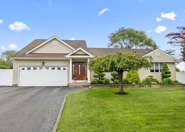 Property at 7 Amboy Rd, Oakdale, NY 11769, 3 beds, 3 baths