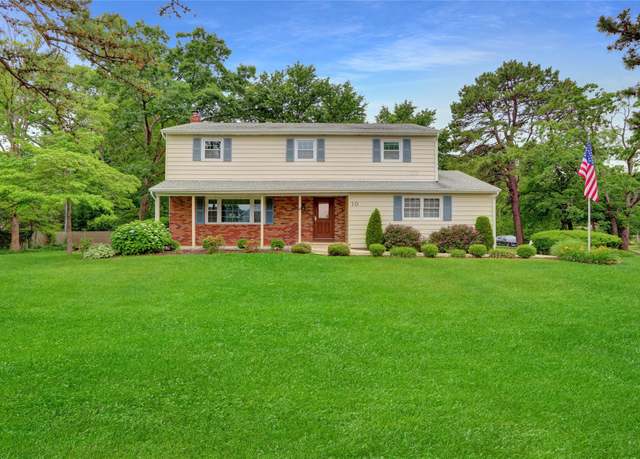 Property at 10 Heritage Pl S, Nesconset, NY 11767, 4 beds, 2.5 baths