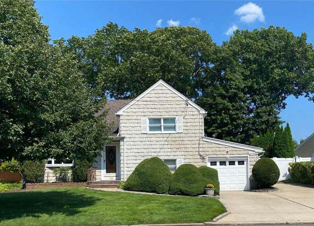 Property at 189 Siegel Blvd, Babylon, NY 11702, 4 beds, 2 baths
