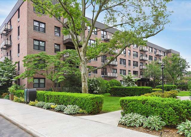 Property at 4 Birchwood Ct Unit 2K, Mineola, NY 11501, 1 bed, 1 bath