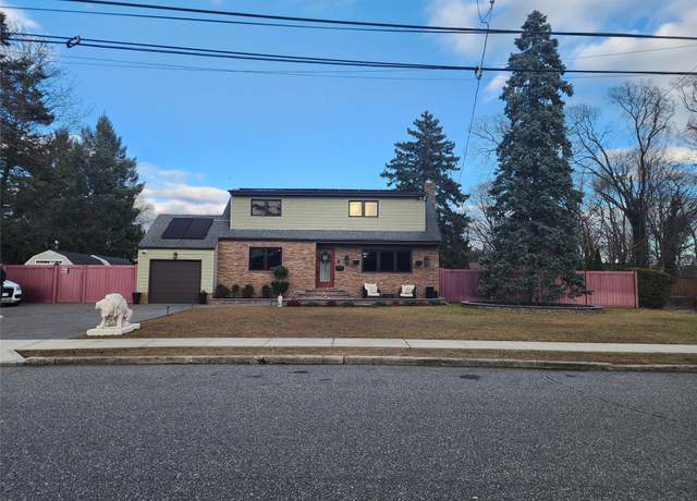 Property at 5 Kahn Ln, West Babylon, NY 11704, 4 beds, 2 baths