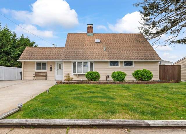 Property at 20 Forester Ln, Levittown, NY 11756, 5 beds, 2 baths