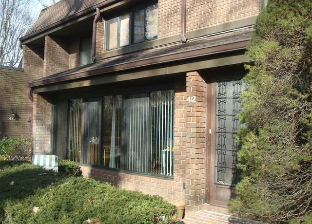 Property at 42 Fox Rdg, Roslyn, NY 11576, 2 beds, 2.5 baths