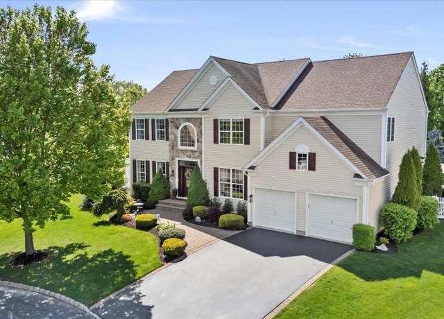 Property at 7 Moreland Ct, Mount Sinai, NY 11766, 5 beds, 3.5 baths