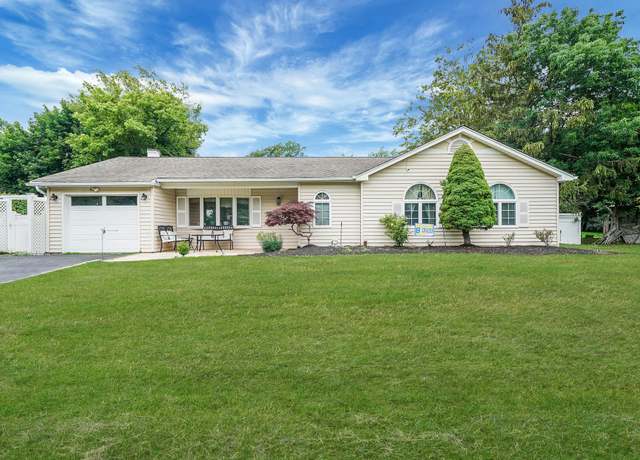 Property at 41 Linda St, Port Jefferson Station, NY 11776, 3 beds, 1 bath