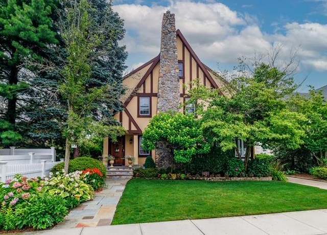 Property at 11 Loel Ct, Rockville Centre, NY 11570, 4 beds, 2.5 baths