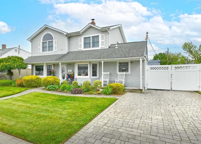 Property at 29 Andrew Ln, Levittown, NY 11756, 4 beds, 2 baths