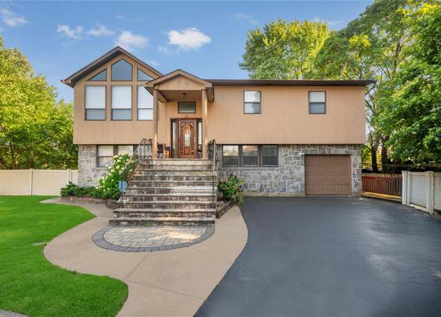 Property at 10 Woodbury Ct, Hicksville, NY 11801, 5 beds, 5 baths