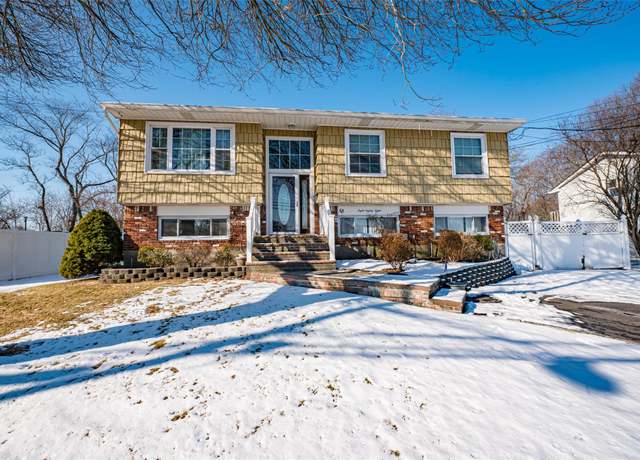 Property at 888 Pine Ave, West Islip, NY 11795, 5 beds, 3 baths