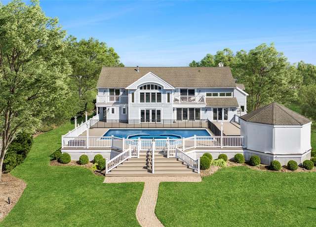 Property at 4 Bayfield Ct, Westhampton Beach, NY 11978, 7 beds, 8.5 baths