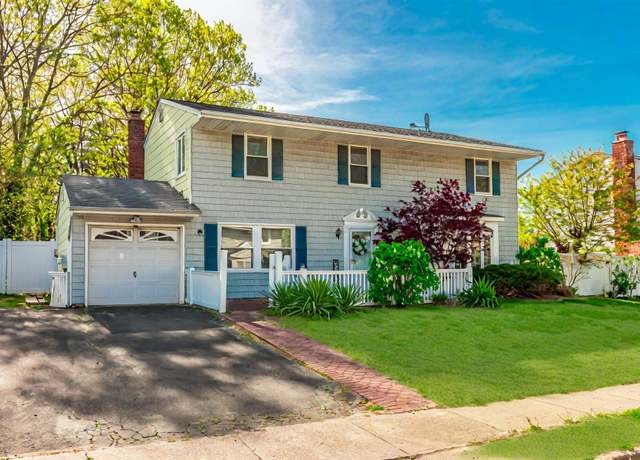 Property at 376 Singingwood Dr, Holbrook, NY 11741, 4 beds, 2.5 baths