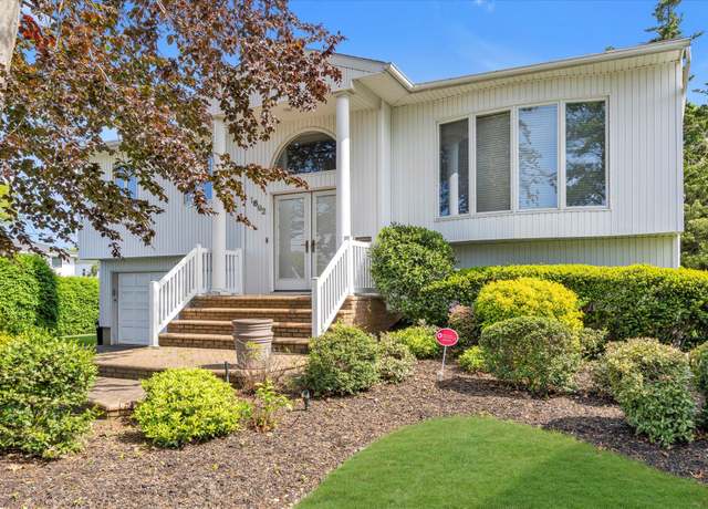 Property at 1692 North Gate, Merrick, NY 11566, 4 beds, 2.5 baths