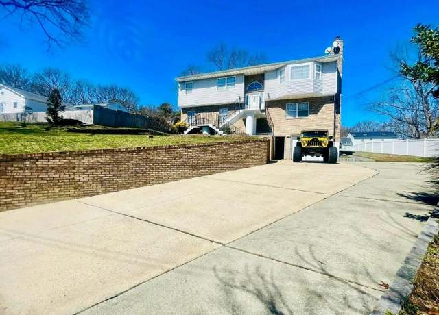 Property at 39 Elder Ave, Farmingville, NY 11738, 6 beds, 3 baths