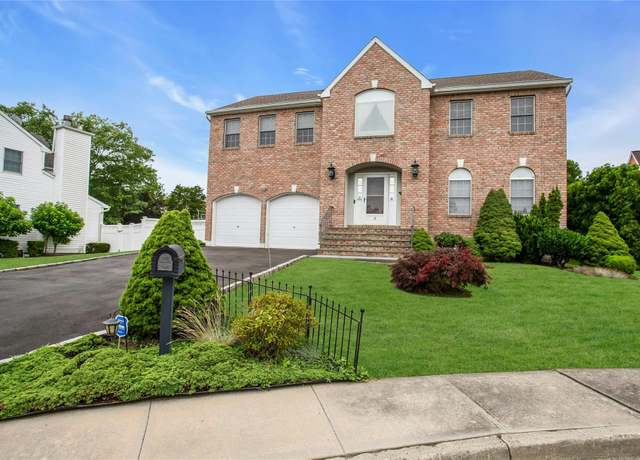 Property at 15 Howard Ct, Plainview, NY 11803, 4 beds, 2.5 baths