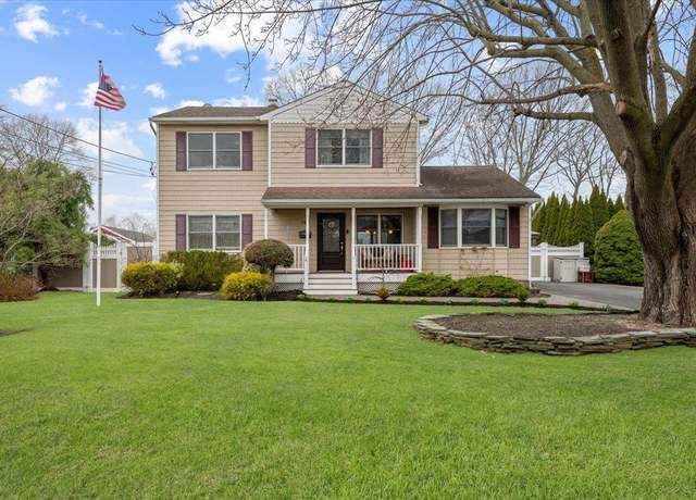 Property at 124 Meroke Ln, East Islip, NY 11730, 4 beds, 2 baths