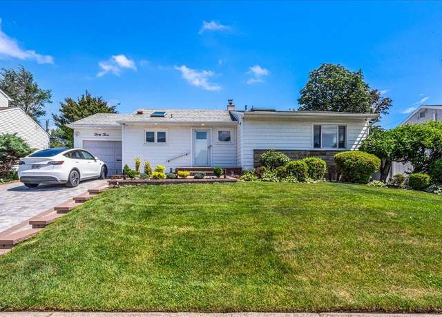 Property at 33 Steven St, Plainview, NY 11803, 3 beds, 2 baths