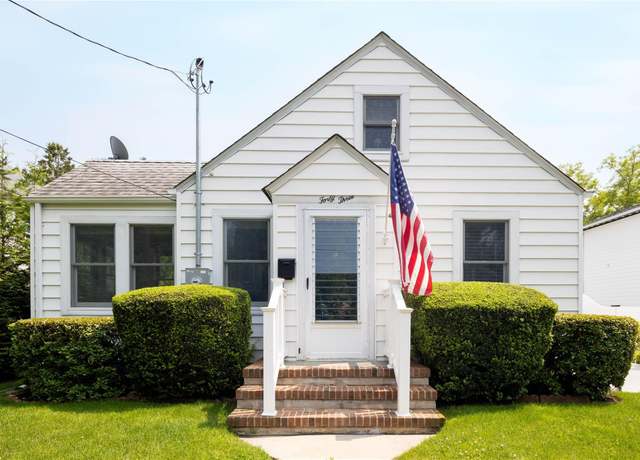Property at 43 Washington Ave, Greenport, NY 11944, 1 bed, 1 bath