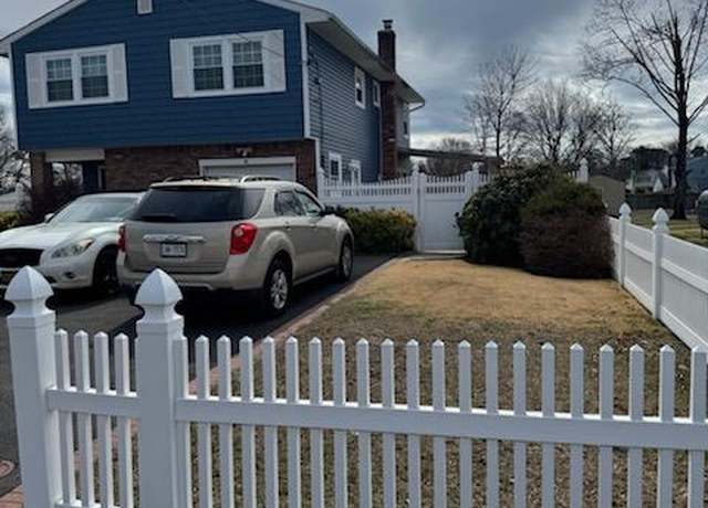 Property at 48 Matthews Ave, West Babylon, NY 11704, 5 beds, 3 baths