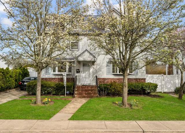 Property at 37 Oceanview Ave, Valley Stream, NY 11581, 4 beds, 2 baths