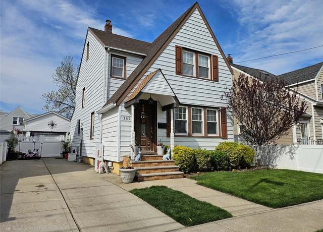 Property at 162 Oak St, West Hempstead, NY 11552, 4 beds, 2.5 baths