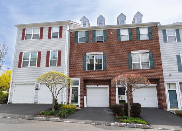 Property at 4 Willow Dr, Nanuet, NY 10954, 2 beds, 1.5 baths